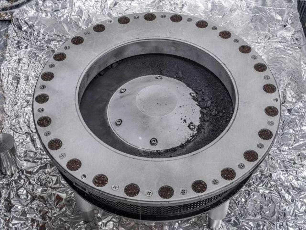 Закрита капсула зі зразками. NASA