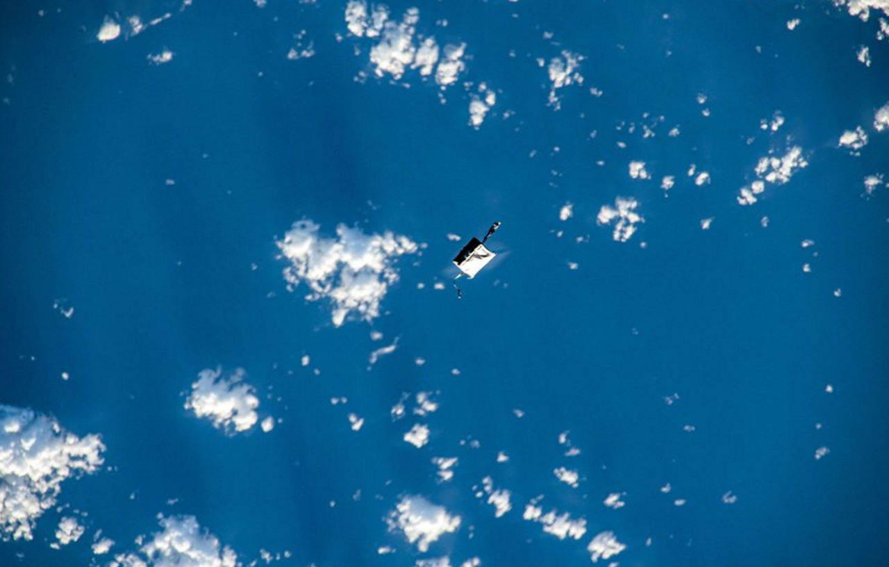 Сумка, яку з МКС сфотографував японський астронавт&amp;nbsp;Сатосі Фурукава. AstronautiCAST / Twitter