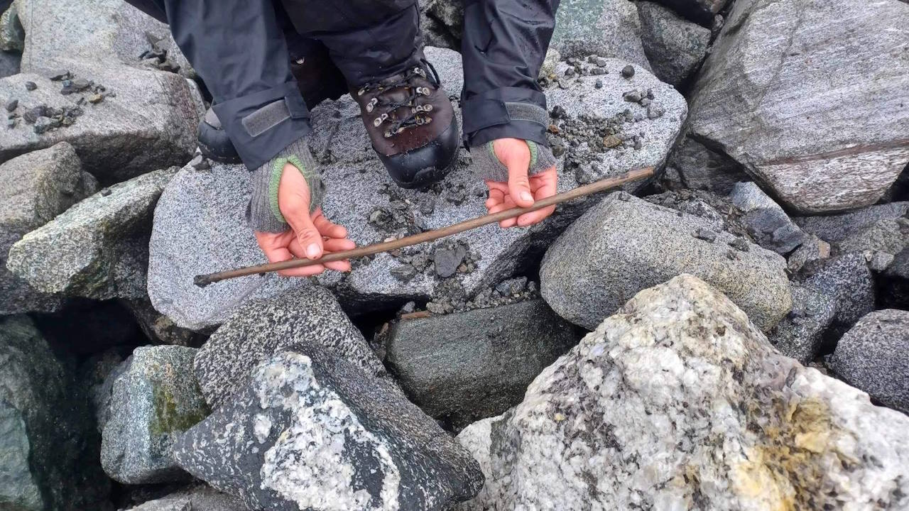4 000-річна стріла з-під льоду на місці знаходження. Secrets Of The Ice