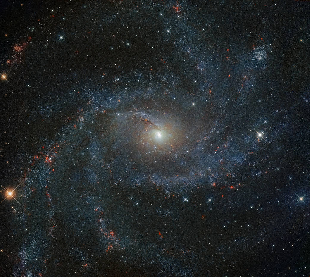 «Галактика феєерверків» NGC 6946, яка отримала свою назву через велику кількість спалахів у ній наднових. В ній спалахнула і досліджувана в цій роботі SN 2017eaw, залишок якої телескоп сфотографував ерез 3,5 року після спалаху, а зорю-прародичку знайшли на знімках «Габбла» 2016 року. ESA/Hubble &amp;amp; NASA, A. Leroy, K.S. Long