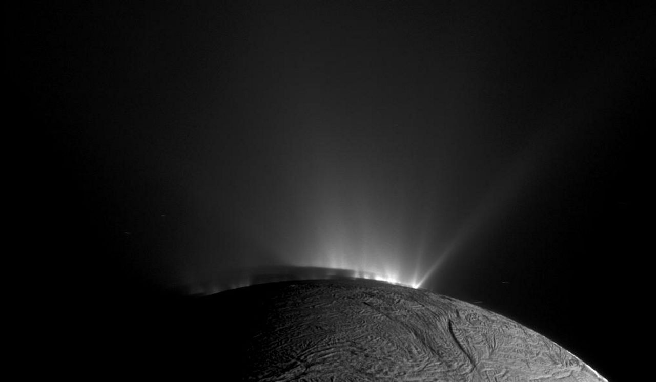 Зображення шлейфів, які вириваються з Енцелада, яке отримала&amp;nbsp;«Кассіні». NASA / JPL-Caltech / Space Science Institute&lt;br&gt;
