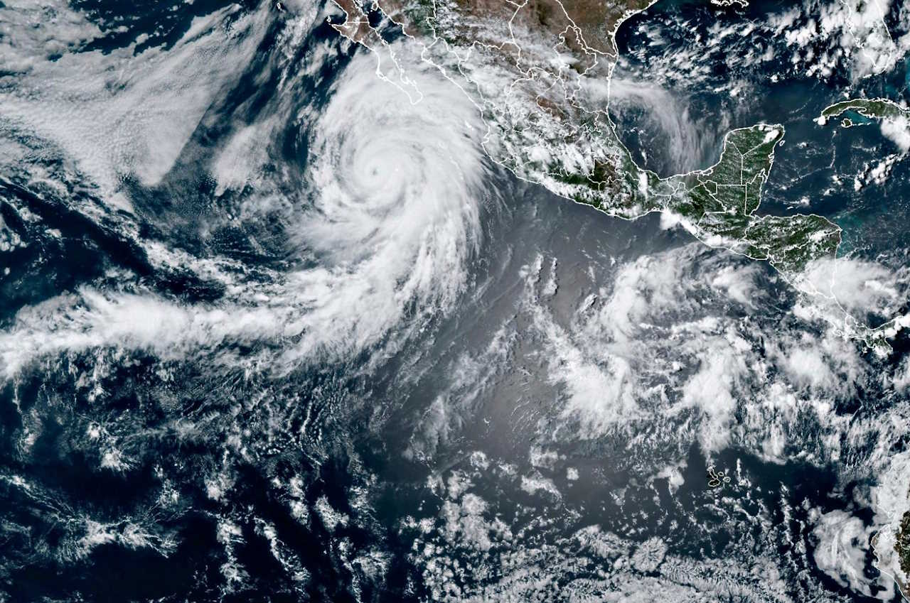 Супутникові зображення, зроблені Національним управлінням океанічних і атмосферних досліджень США в середині серпня, показали величезну систему штормів біля узбережжя Тихого океану в Мексиці, що змусило владу вперше в історії оголосити тропічне штормове попередження для південної Каліфорнії. Шторм - названий Гіларі - вдарив по північній Мексиці 20 серпня, а пізніше пройшов через Каліфорнію та Неваду, принісши сильний вітер і рекордні опади, що призвели до блискавичних повеней в деяких районах.