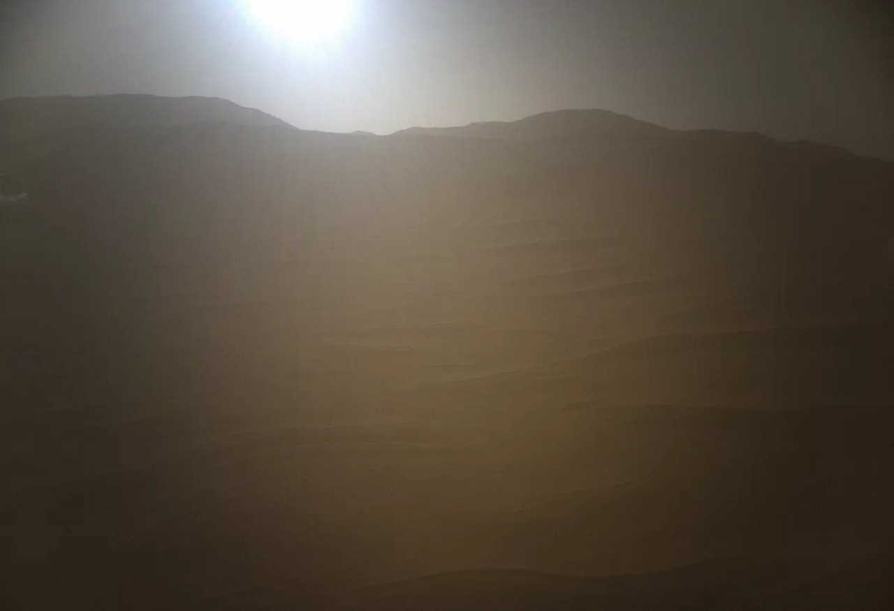 Сонце над марсіанськими дюнами на новій світлині&amp;nbsp;«Інджін'юіті».&amp;nbsp;NASA/JPL-Caltech