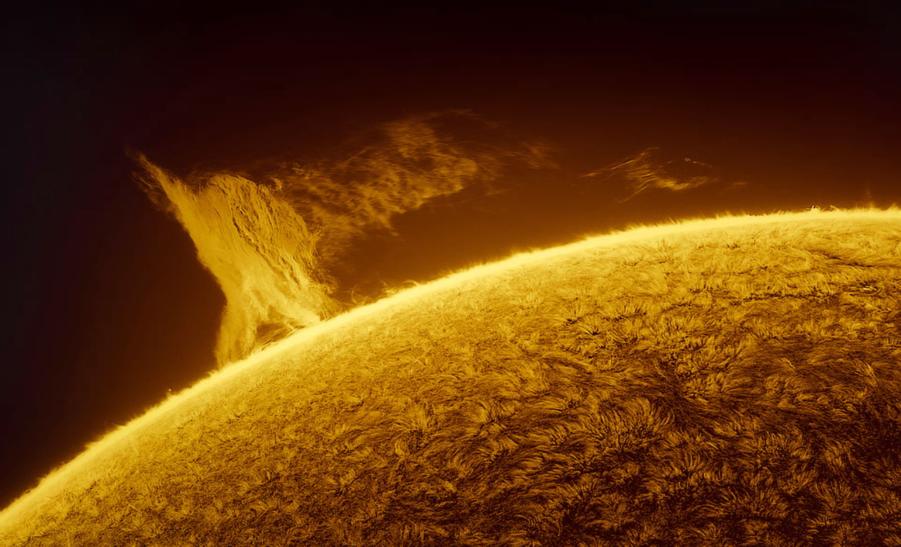 Гігантський сонячний протуберанець над хромосферою, який застали у лютому 2022 року. Miguel Claro