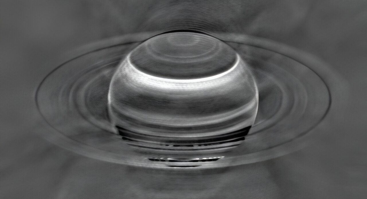 Сатурн, зображений у радіодіапазоні за допомогою телескопа VLA. Біла смуга є наслідком шторму 2010 року, який призвів до зникнення газоподібного аміаку у верхніх шарах атмосфери. R. J. Sault and I. de Pater