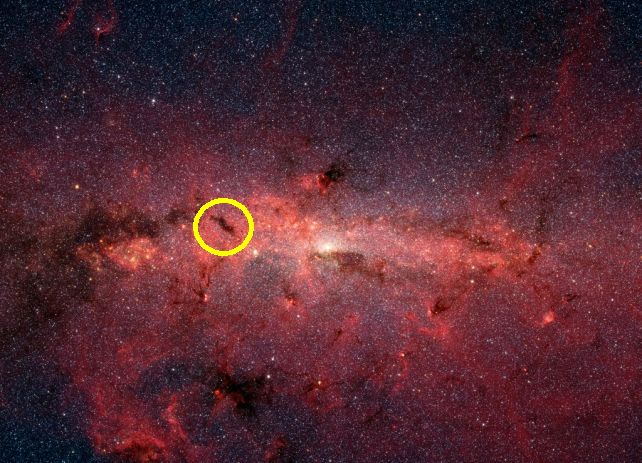 Розташування Цеглини у центральній області Чумацького Шляху (обведена колом) на знімку&amp;nbsp;телескопа «Спітцер».&amp;nbsp;Spitzer Science Center/Caltech