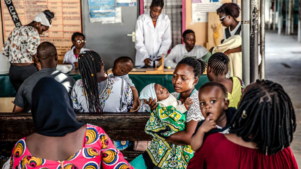 Діти із симптомами малярії у Кенії, де проводили випробування вакцини проти малярії. Luis Tato / eyevine / Redux