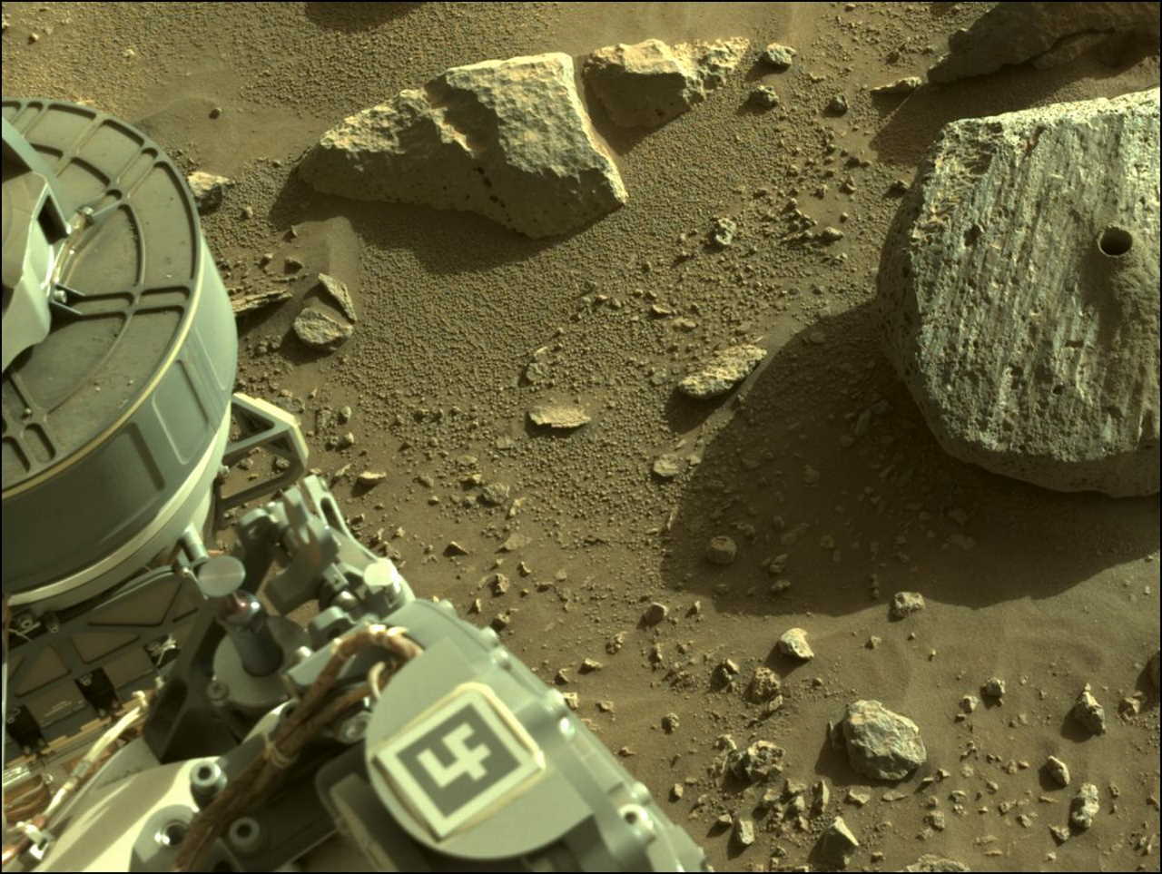 Ровер поруч із продірявленим каменем, знімок з його лівої камери за 8 вересня. NASA / JPL-Caltech