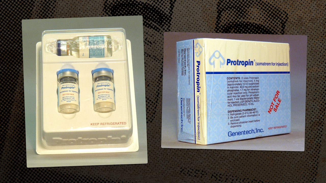 Перший рекомбінантний гормон росту, який схвалили для продажів у США, мав назву «Протропін». Smithsonian