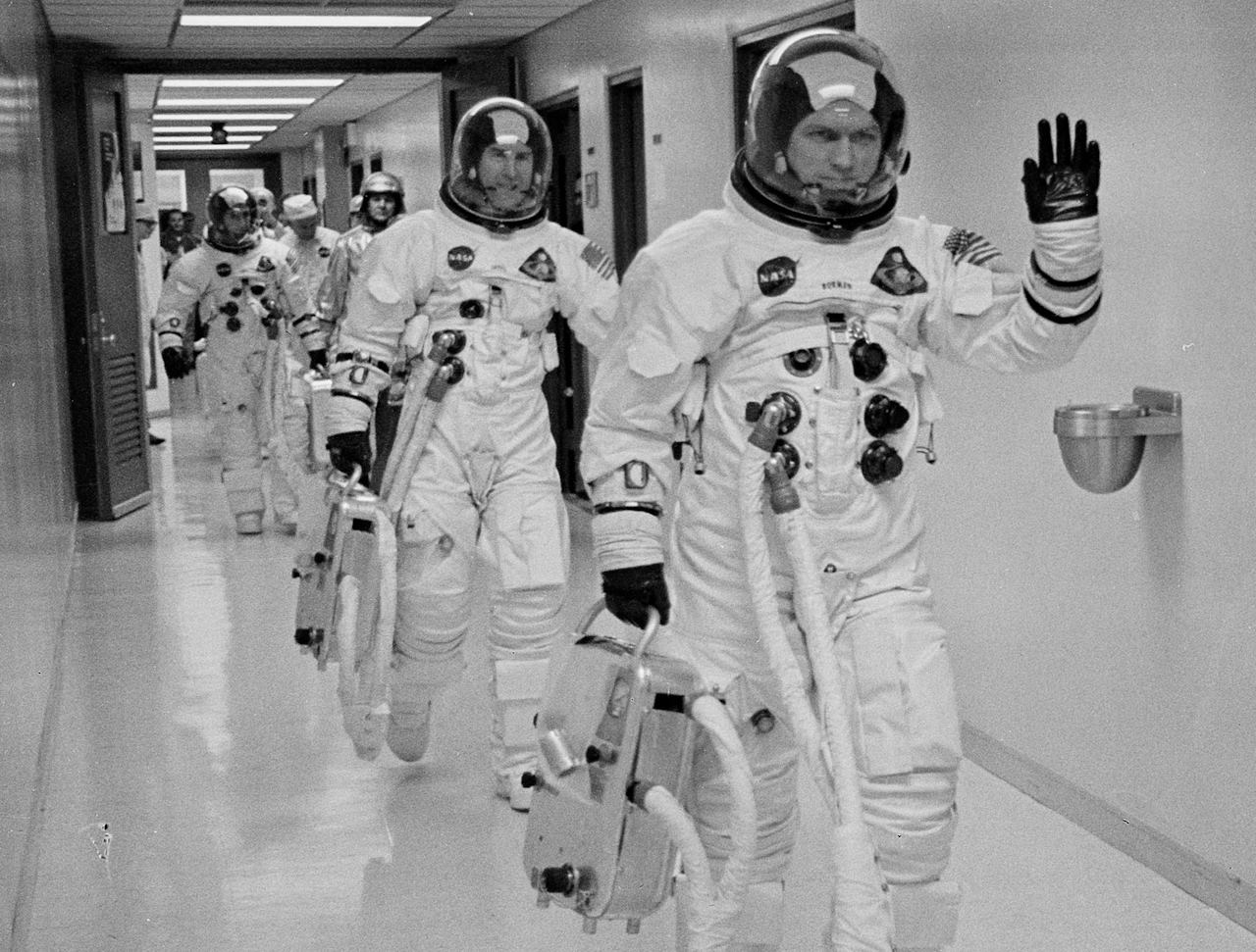 Френк Борман веде свою команду&amp;nbsp;«Аполлона-8» до стартового майданчика у 1968 році.&amp;nbsp;NASA, via Associated Press