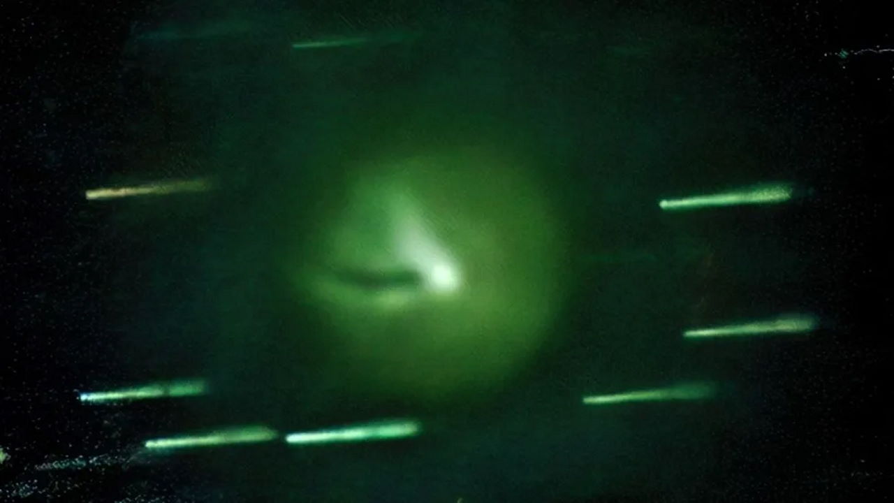 Комета Понса — Брукса під час одного з вивержень кріовулканів на ній.&amp;nbsp;Eliot Herman&amp;nbsp;