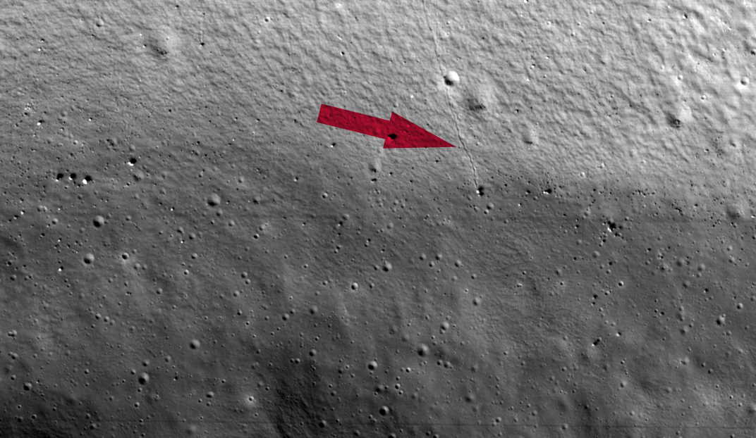 Слід від валуна, що котився кратером. NASA / KARI / Arizona State University