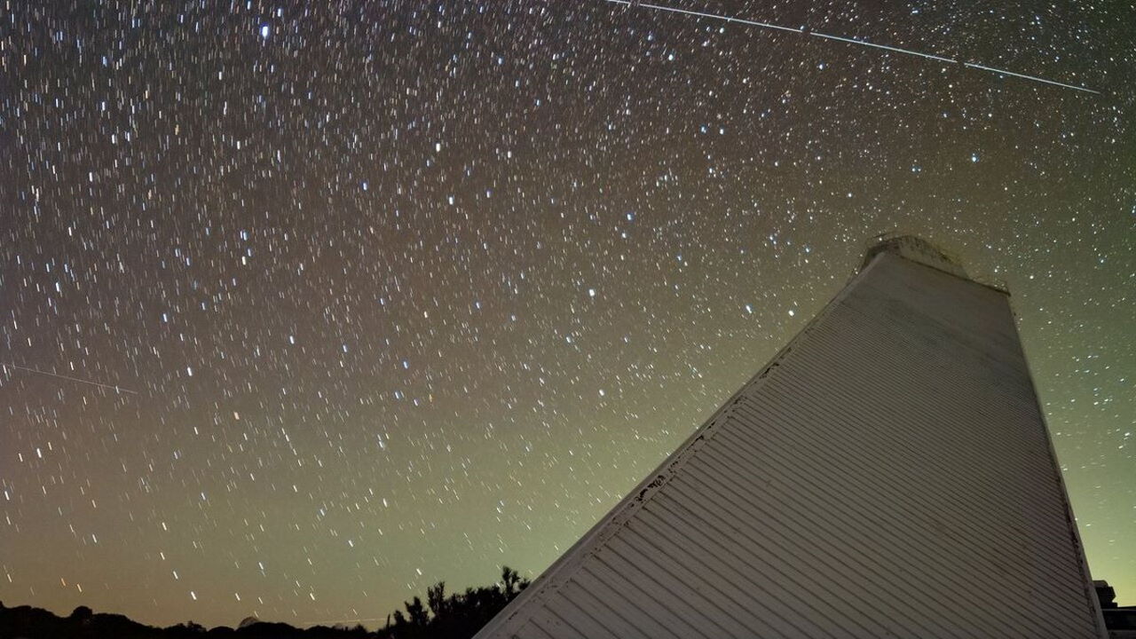Сліди в нічному небі, залишені BlueWalker 3, отримані телескопом в обсерваторії Кітт-Пік. KPNO / NOIRLab / IAU / SKAO / NSF / AURA / R. Sparks