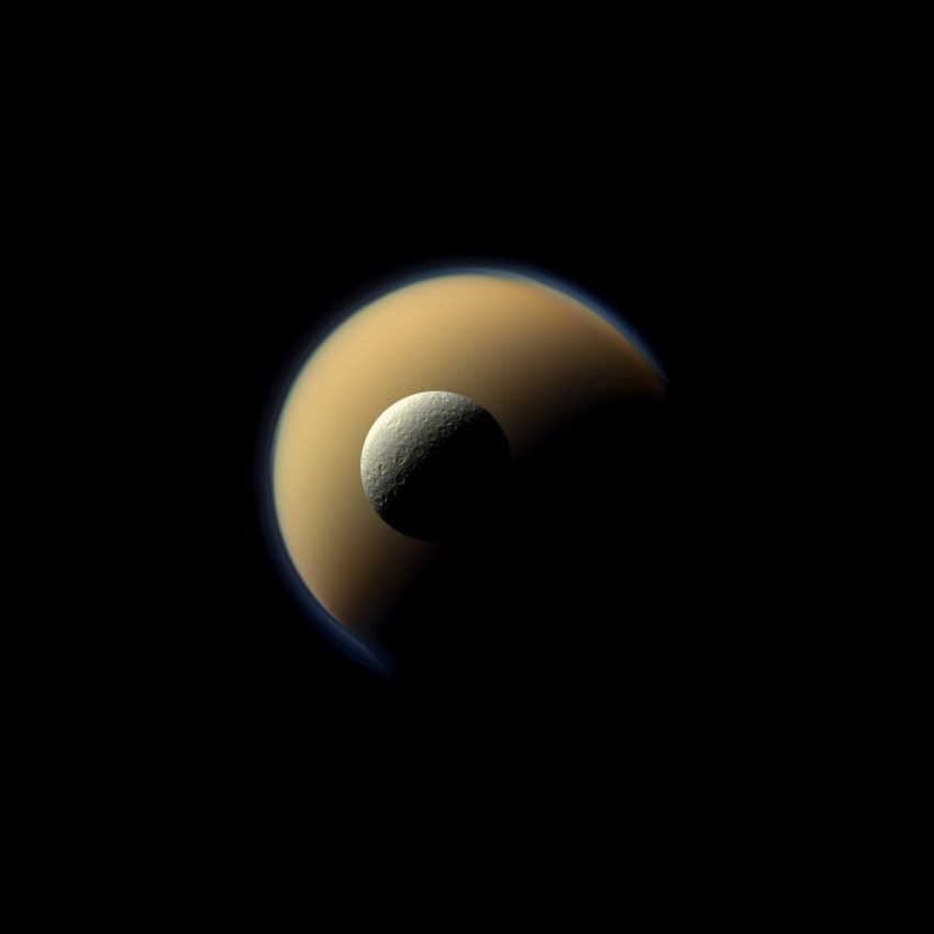 Найбільший супутник Сатурна Титан та другий по величині супутник Рея накладаютьсяя один на одного на знімку, який зробила станція «Кассіні». NASA / JPL-Caltech / Space Science Institute