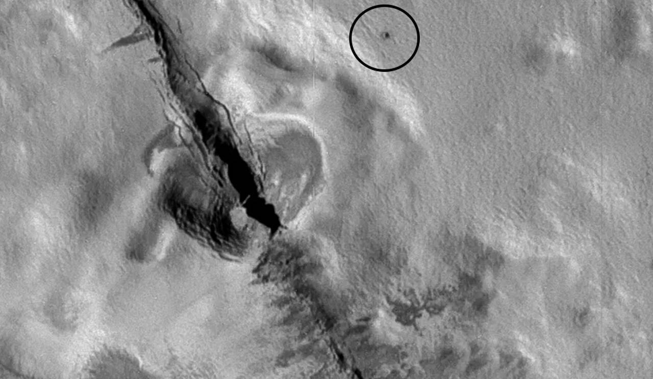Потенційний кратер (обведений у коло).&amp;nbsp;NASA / JPL-Caltech / Kevin M. Gill