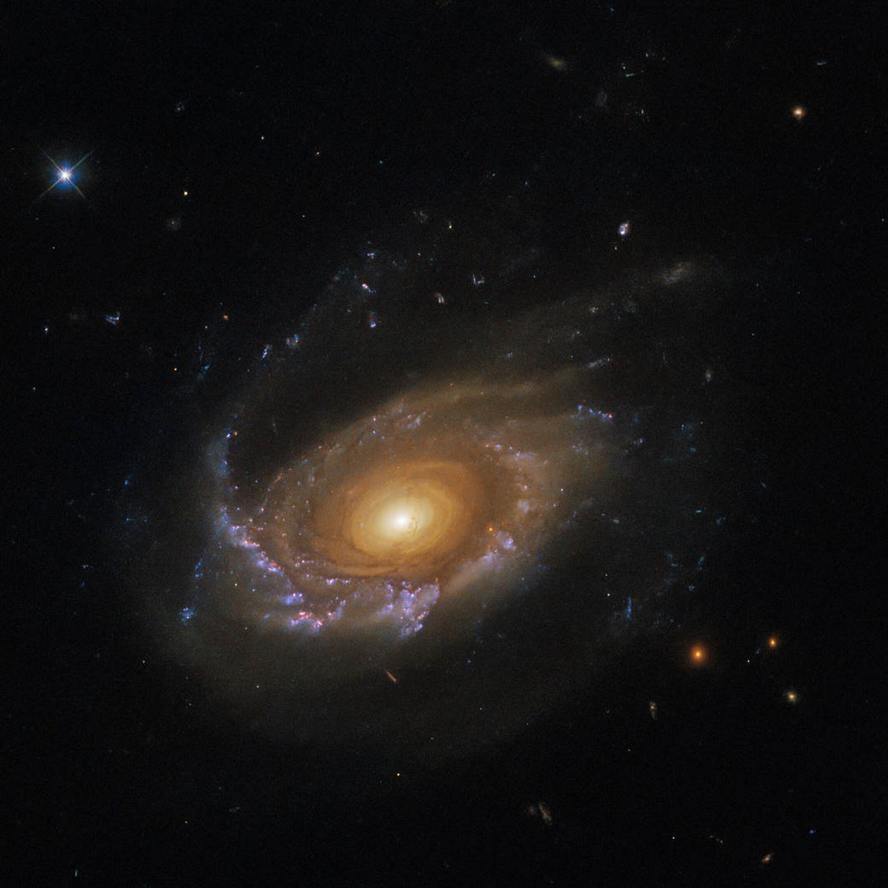 Галактика&amp;nbsp;JW39 на фото&amp;nbsp;«Габбла».&amp;nbsp;ESA / Hubble &amp;amp; NASA, M. Gullieuszik and the GASP team