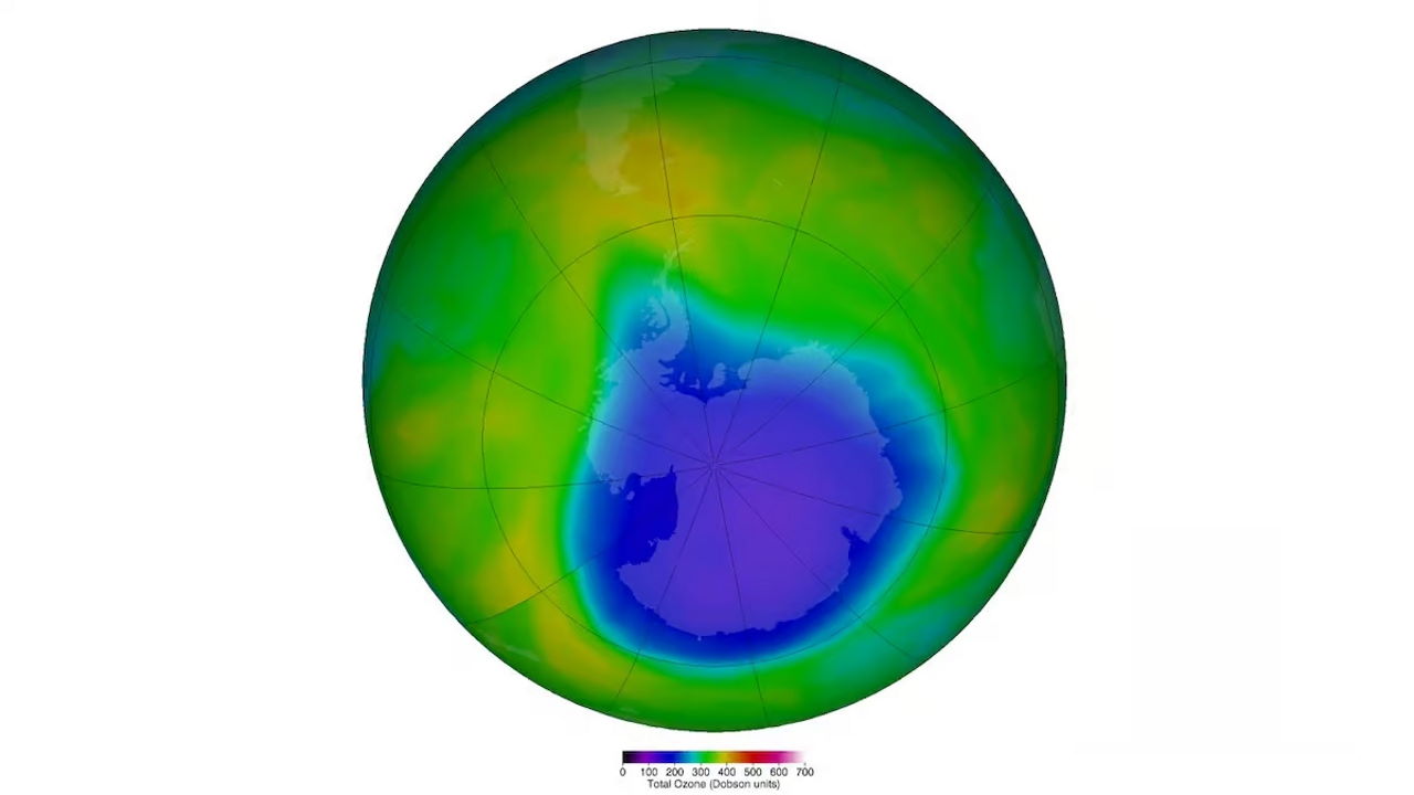 Озоновий шар над Антарктикою. Фіолетовий і синій кольори позначають місця з найменшою концентрацією сполуки, а жовтий і червоний — з найбільшою. NASA Ozone Watch