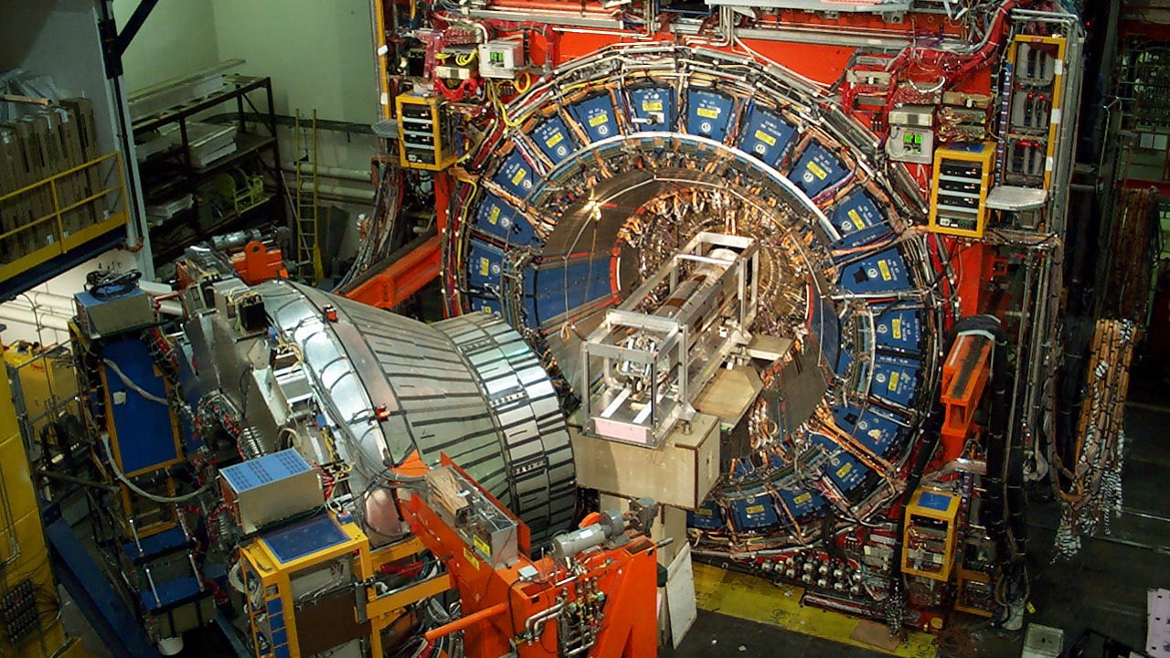 Кільцевий прискорювач заряджених частинок Теватрон у Фермілабі, 10 років експериментів на якому дозволили отримати значення маси W-бозона. Fermilab