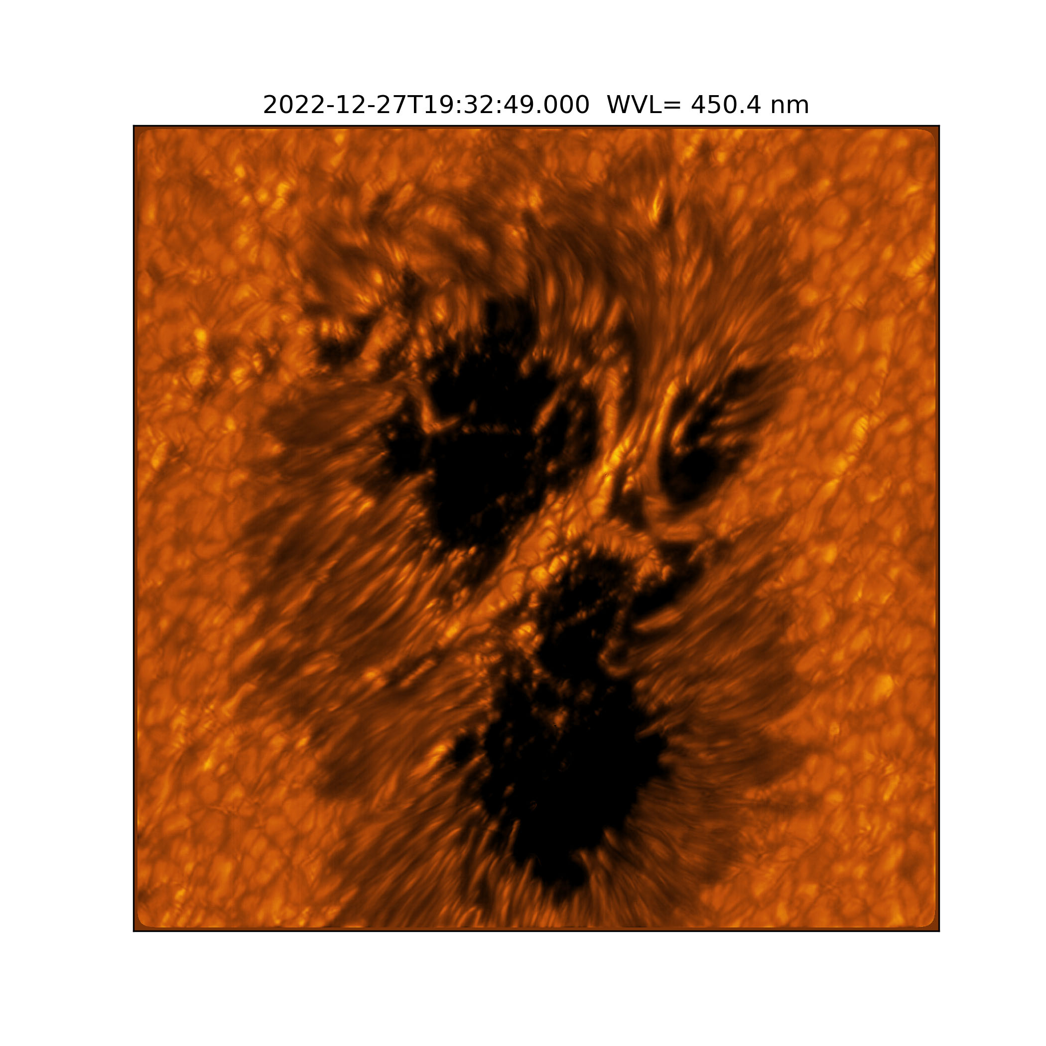 Ще одне зображення сонячної плями. Таку незвичну форму їй забезпечили так звані&amp;nbsp;«містки» плазми, що перетинають центральні частини кількох плям у скупченні. Вважається, що їхня поява пов'язана із руйнуванням плями. NSF / AURA / NSO