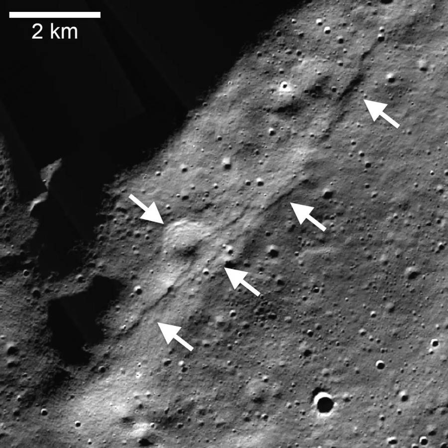 Сліди розломів від стискання кори Місяця. LRO / NASA