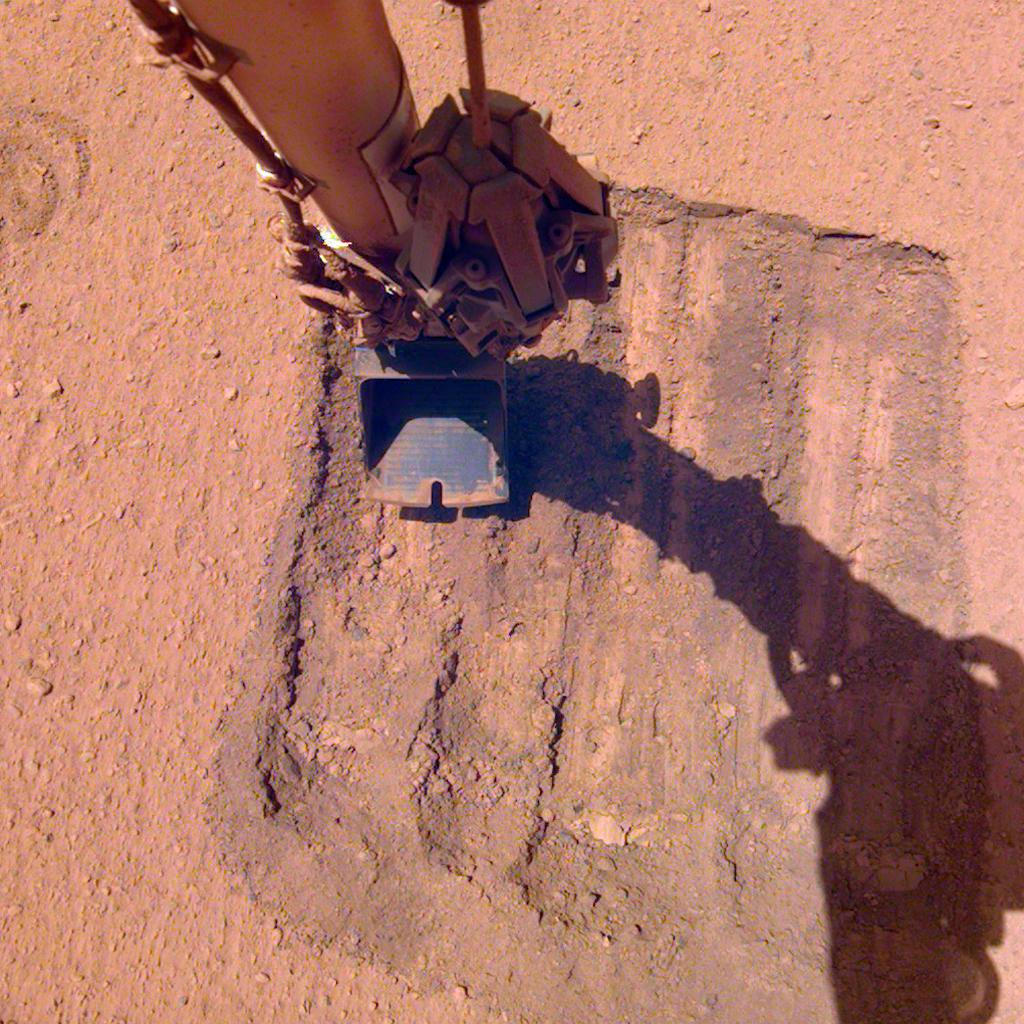 Ковш, що присипав сонячні панелі InSight піском для очищення від пилу. NASA / JPL-Caltech