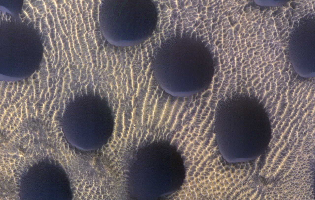Круглі марсіанські дюни з висоти 300 кілометрів над планетою. NASA/JPL-Caltech/UArizona