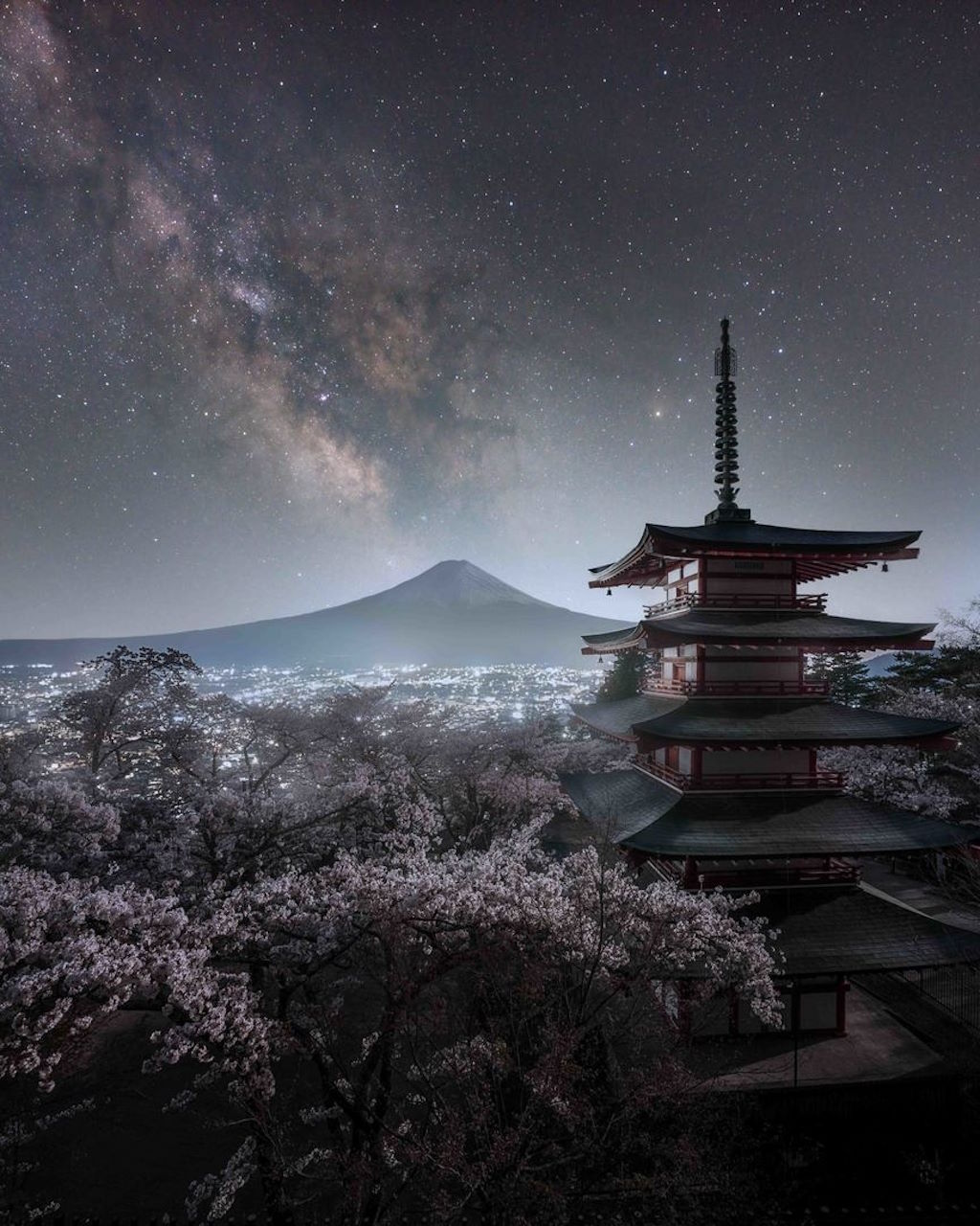 Чумацький Шлях проходить над горою Фудзі у Японії. Mitsuhiro Okabe