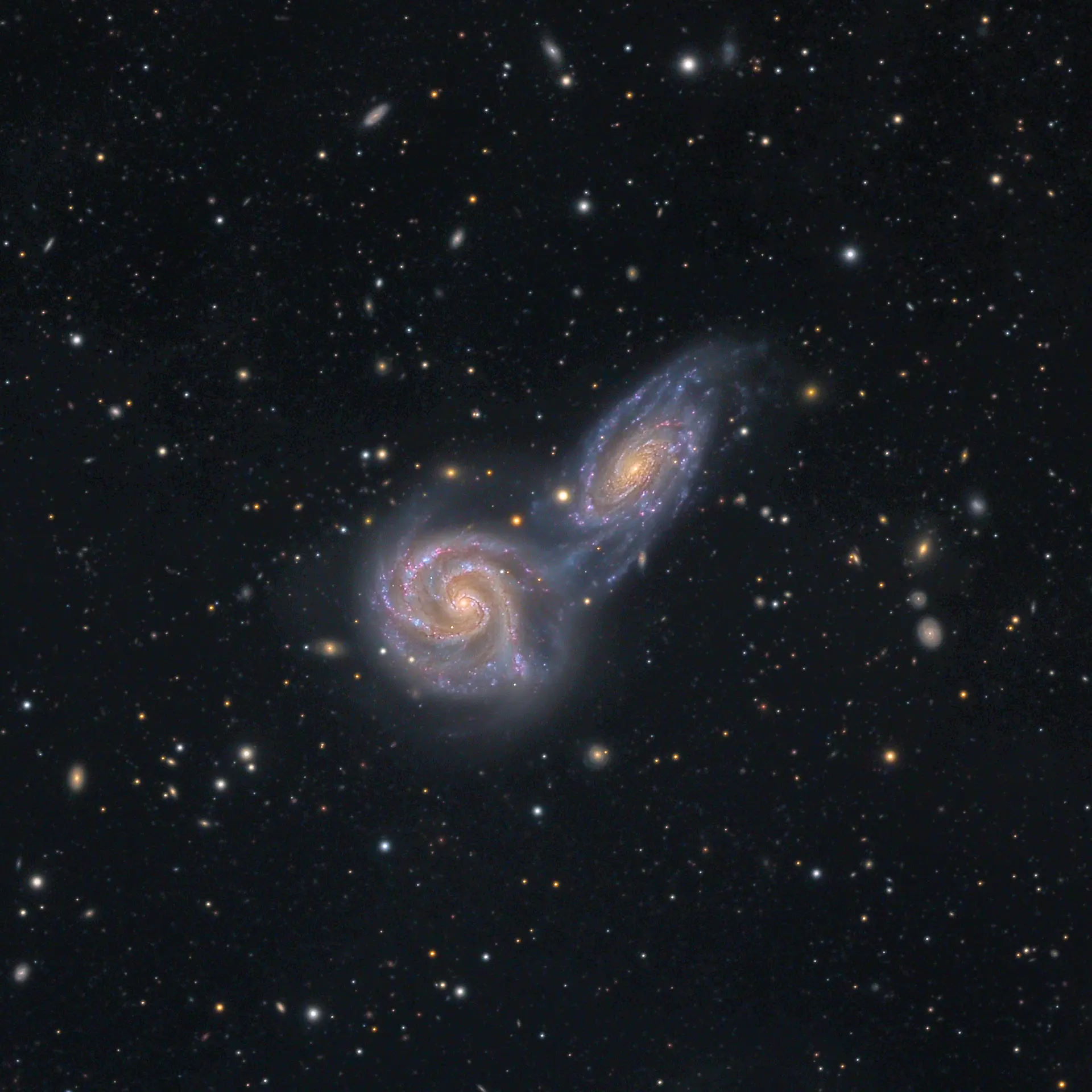 Пара спіральних галактик, які взаємодіють у системі Arp 271 на відстані 130 мільйонів світлових років від нас. Знімок отримали в обсерваторії El Sauce. Mike Selby