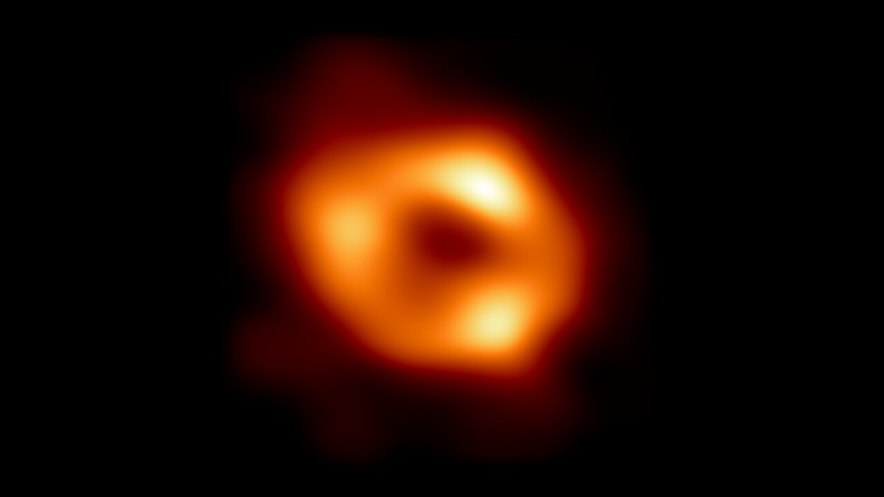 Перший прямий візуальний доказ існуванню у центрі Чумацького Шляху надмасивної чорної діри. Її масу оцінюють як чотири мільйони Сонць. EHT Collaboration