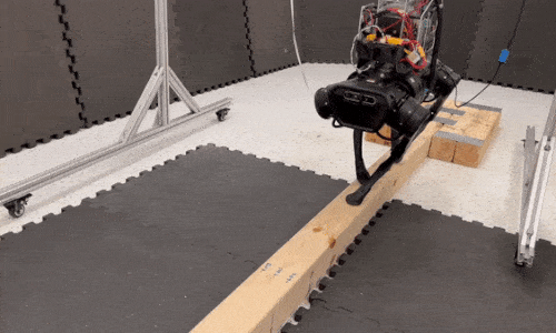 Робот крокує по жердині з новим пристроєм на спині.&amp;nbsp;CMUComputerScience / Youtube