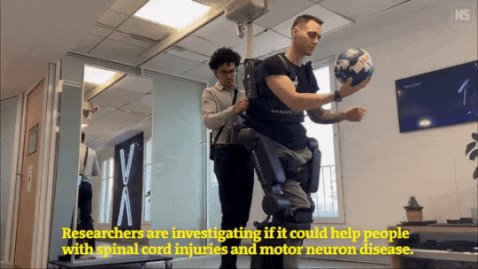 Пересування пацієнта в екзоскелеті. New Scientist / YouTube
