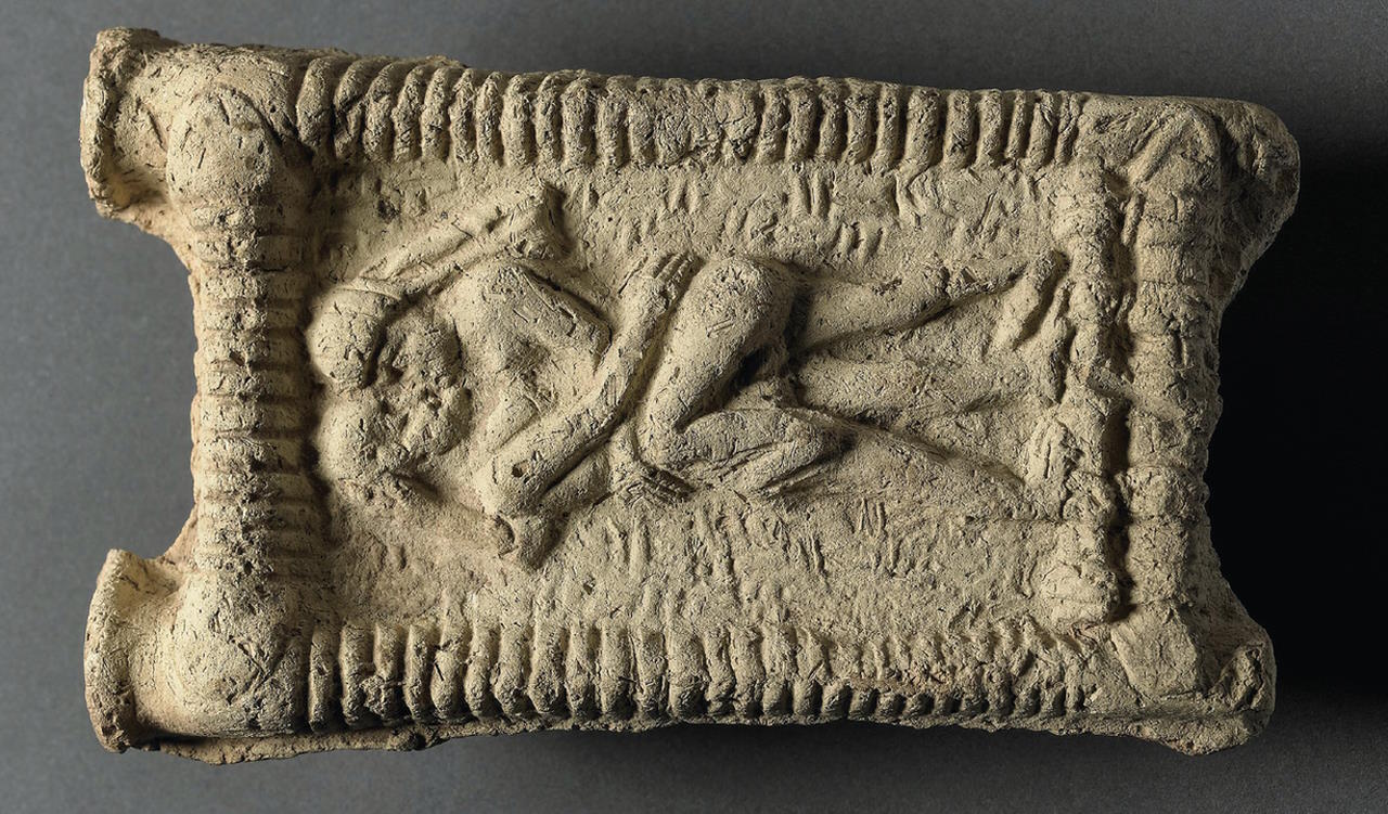 Глиняна табличка з Месопотамії датована 1800-м роком до нашої ери, яка зображує поцілунок двох людей.&amp;nbsp;THE BRITISH MUSEUM
