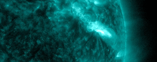 Зображення спалаху в екстремальному ультрафіолетовому світлі, як зареєструвала Solar Dynamics Observatory. NASA / SDO