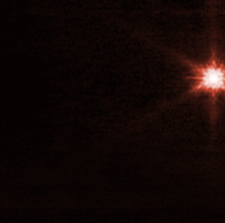 Анімація з трьох фото астероїда, які зробив «Джеймс Вебб» за 22 хвилини та 8,2 години після зіткнення. Добре видно, що астероїд втричі пояскравішав, а яскравіть не змінилася навіть через 8 годин після удару. NASA, ESA, Jian-Yang Li (PSI); animation: Alyssa Pagan (STScI)