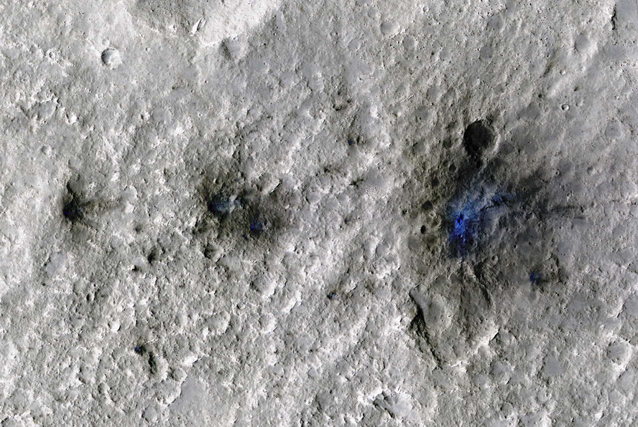 Ці сліди на поверхні Марса утворилися 5 вересня 2021 року. Синім виділено деталі зіткнення. NASA / JPL-Caltech / University of Arizona