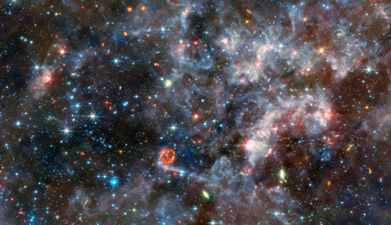 Зображення галактики у середньому інфрачервоному діапазоні, отримане інструментом MIRI. У цьому діапазоні краще видно газ і пил, більш холодні області якого на знімку позначені блакитним, а тепліші, де знаходяться області зореутворення, — помаранчевим. ESA / Webb, NASA &amp;amp; CSA, M. Meixner