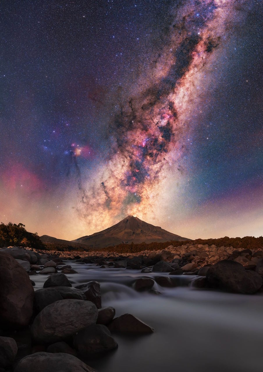 Чумацький Шлях над вулканом Таранакі, що у Новій Зеландії. Brendan Larsen