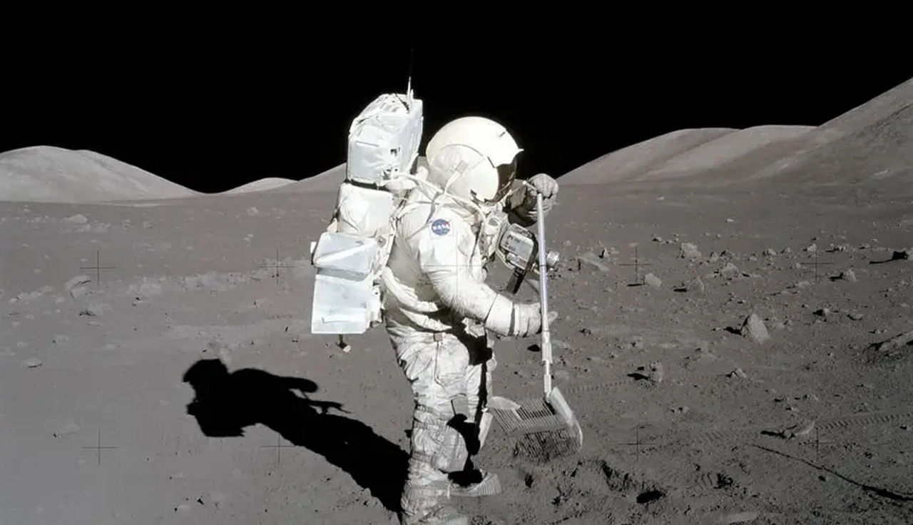 Астронавт місії&amp;nbsp;«Аполлон-17» Гаррісон Шмітт збирає зразки. NASA