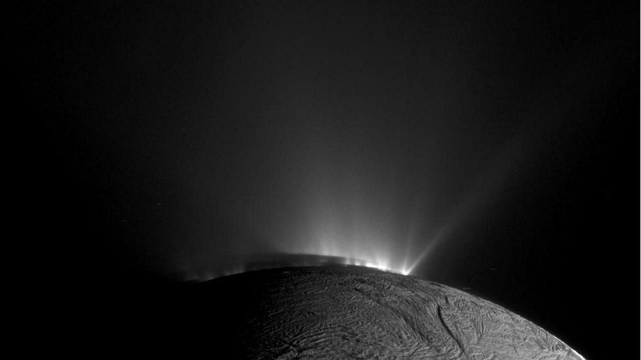 Зображення Енцелада з гейзерами, яке отримала&amp;nbsp;«Кассіні» у 2009 році. NASA / JPL-CALTECH / SSI