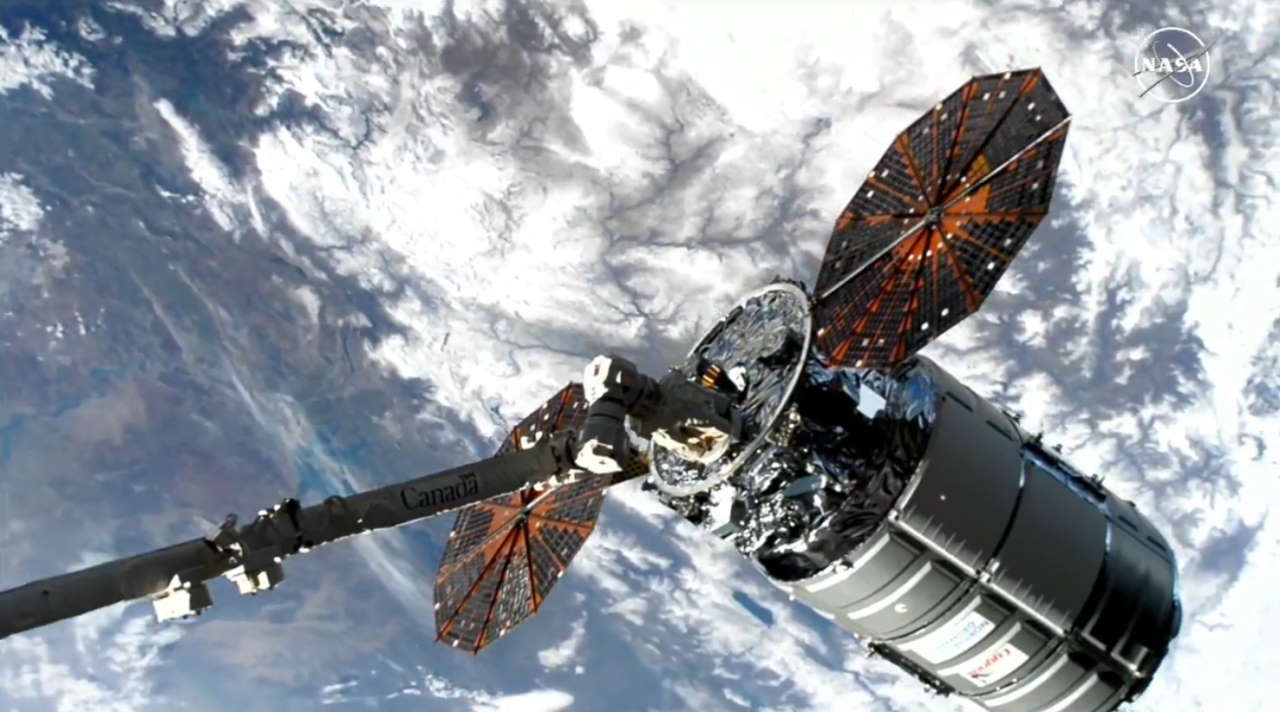Роборука з МКС тримає корабель. NASA