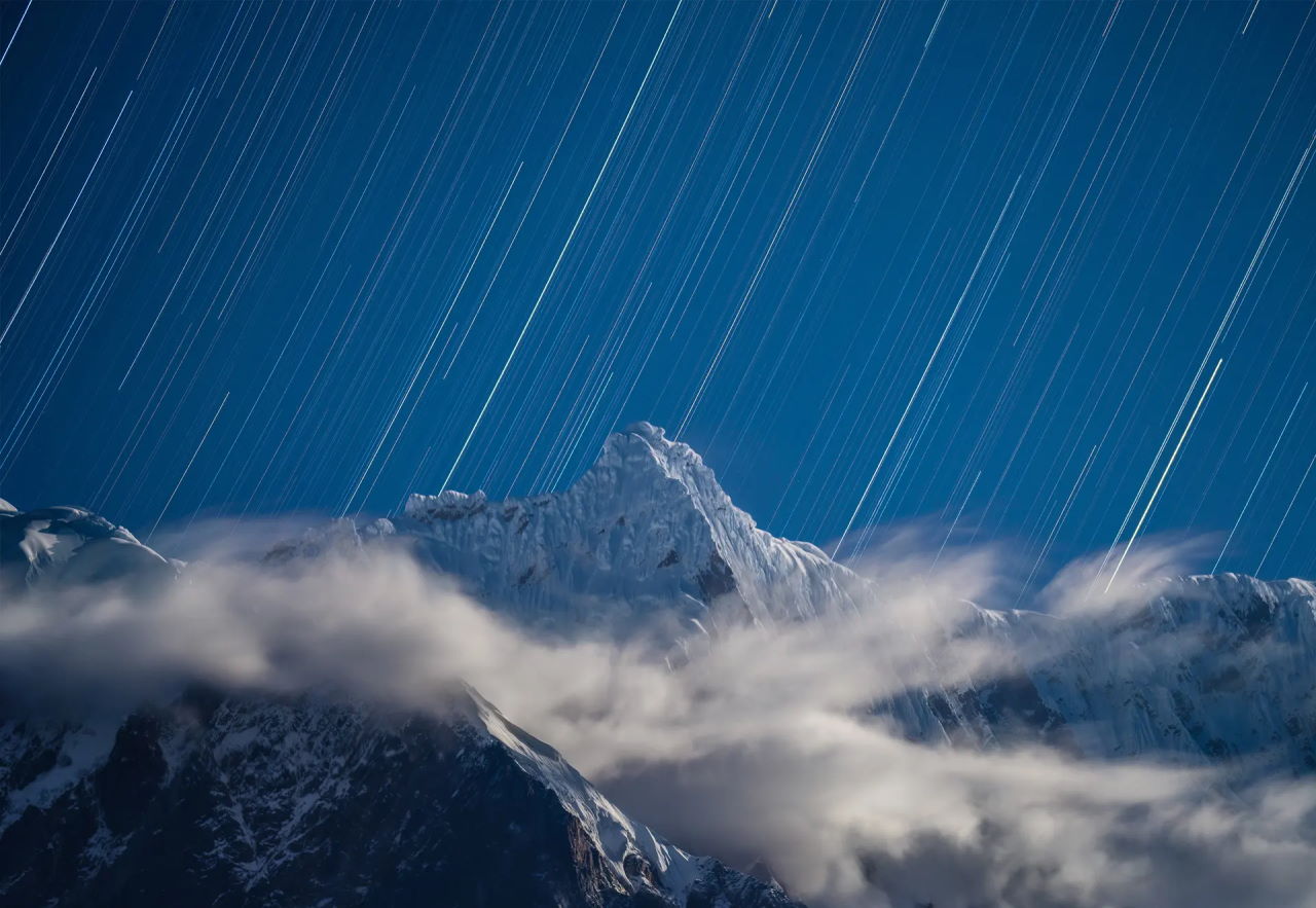 Світлина-переможець у номінації «Пейзажі неба». На ній зображена Намче Барва, — вершина в східних Гімалаях. Zihui Hu