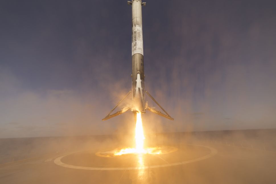 Falcon 9 безпосередньо перед тим, як вона успішно приземлилася на автономний безпілотний корабель-космопорт ASDS «Just Read the Instructions» у Тихому океані у 2017 році. SpaceX