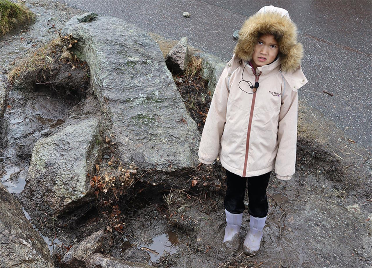 Еліза поруч із місцем, де знайшла незвичайний камінь.&amp;nbsp;Vestland fylkeskommune