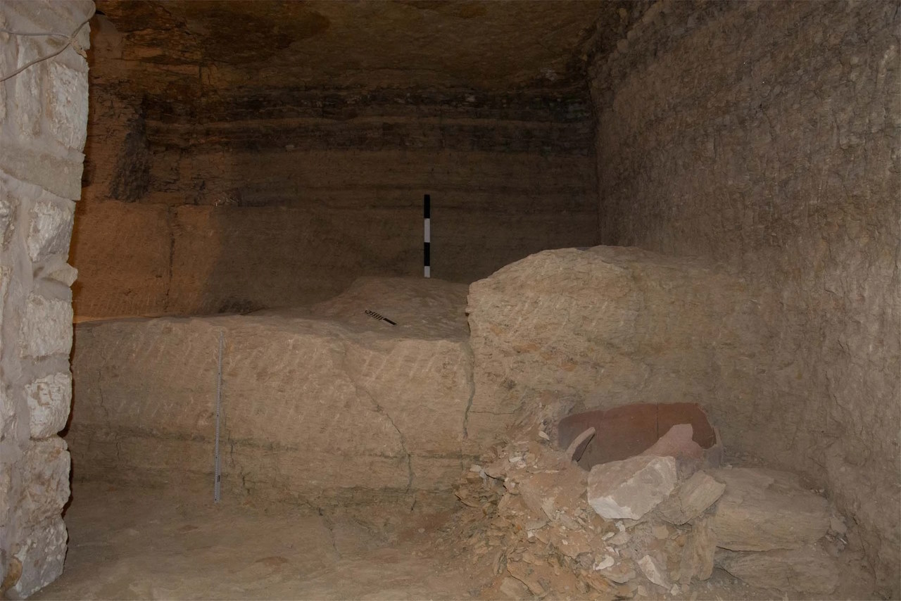 Майстерня бальзамування, знайдена у Саккарі з кам'яним ложем і великою фумігаційною посудиною справа.&amp;nbsp;SSTP