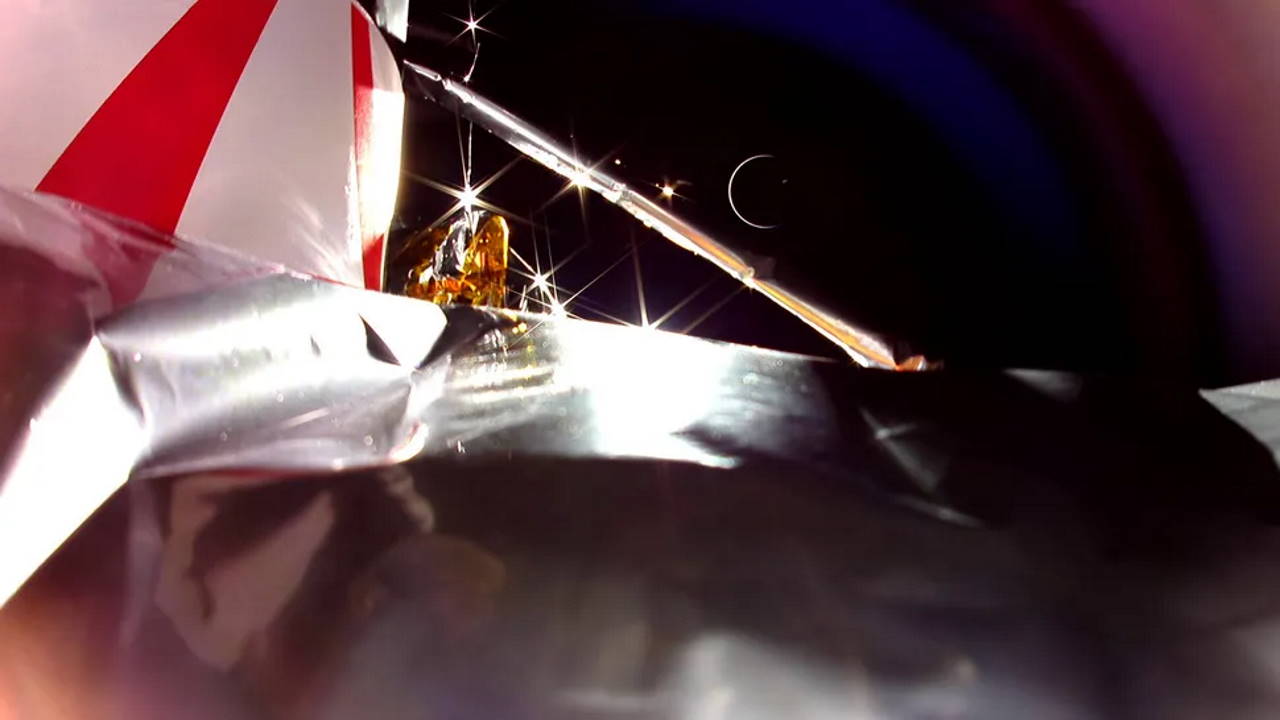 Селфі, яке зробив «Перегрін» 18 січня. Півмісяць на фото — це Земля. Astrobotic Technologies