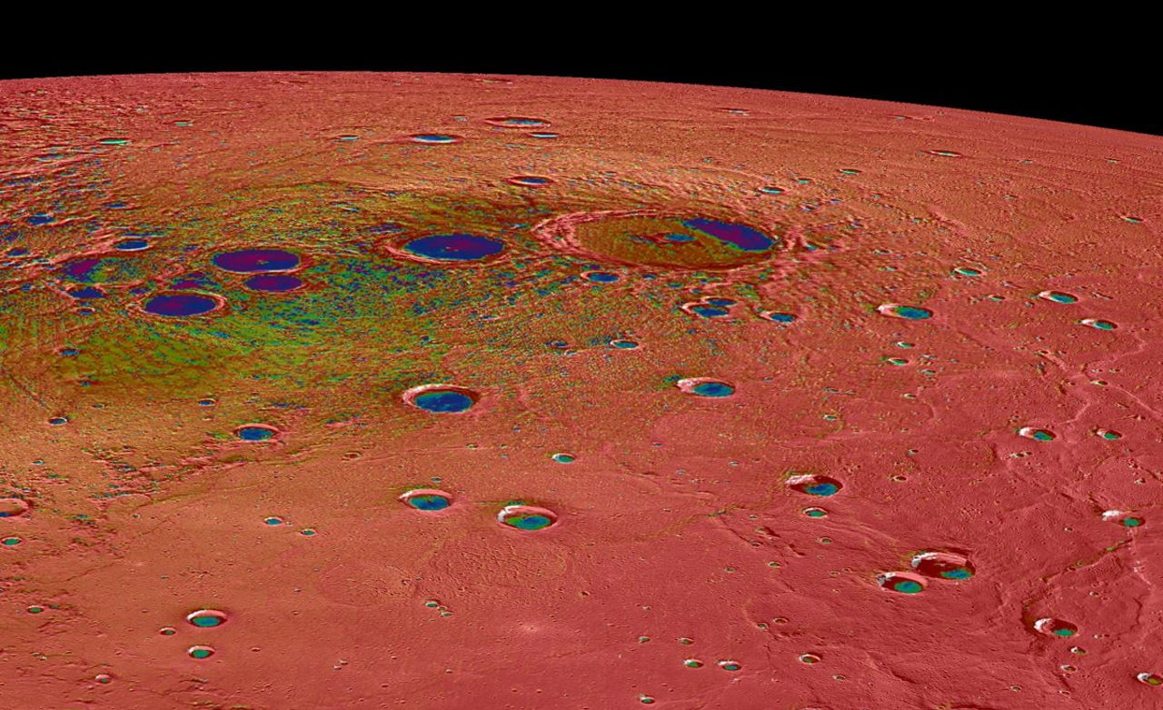 Північний полярний регіон Меркурія на зображенні «Месенджера». Кольори позначають температуру поверхні: червоним — вищі, а фіолетовим — нижчі. NASA/Johns Hopkins University Applied Physics Laboratory/Carnegie Institution of Washington