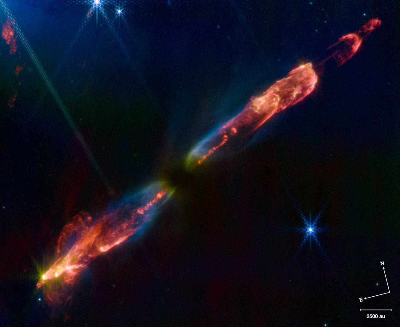 Це одне з найпередовіших зображень, коли-небудь зроблених про народження зірки. Знімок, захоплений космічним телескопом Джеймса Вебба (JWST), показує струмені гарячої речовини, що витікають з Herbig-Haro 211-mm, однієї з наймолодших відомих зірок. &quot;Коли зірка з'являється, вона випромінює надзвукові промені речовини, які можуть простягатися на кілька світлових років&quot;, - каже Том Рей, астроном з Дублінського інституту перспективних досліджень. Типові струмені містять речовину в атомній формі, або нейтральні атоми, або іони. &quot;Наймолодші зірки, схоже, випромінюють промені майже чистих молекул, всупереч тому, що астрономи думали раніше, і рухаються дуже повільно&quot;, - каже Рей. Сама зірка перебуває в темному проміжку поблизу центру зображення, прихована пилом.