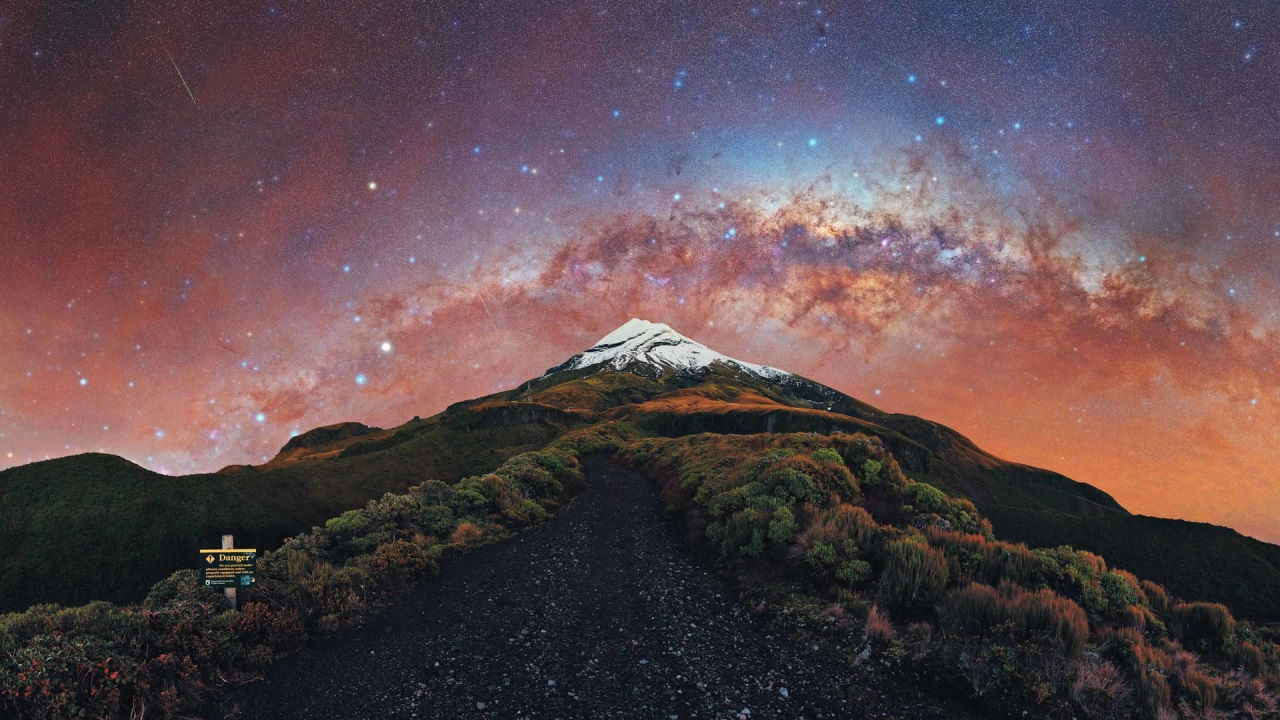 А це  —  гора Таранакі у Новій Зеландії під брамою Чумацького Шляху на панорамному знімку. Evan McKay