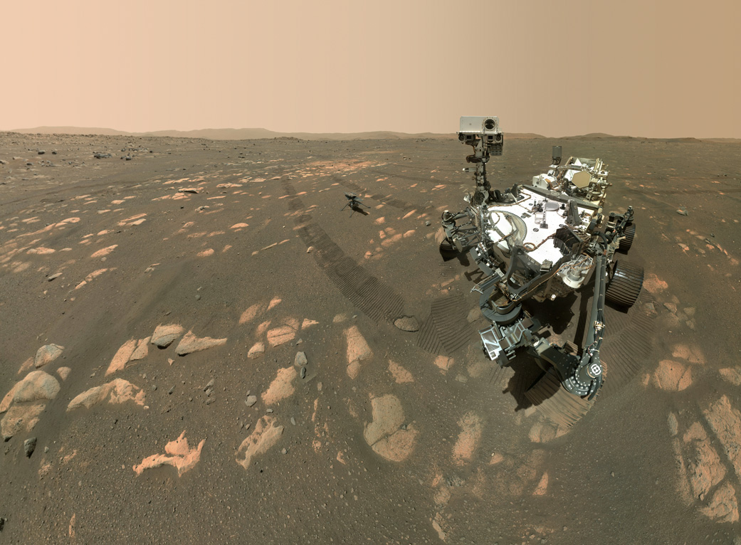Фото «Персеверанс» зробив так, ніби позував для марсіанського фотографа. Але все це мозаїка із його знімків, передана на Землю / NASA, JPL-Caltech, MSSS