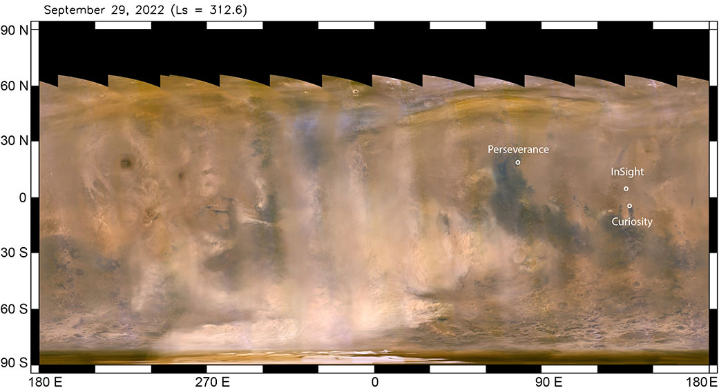 Бежеві хмари, які видно на цій мапі, — це пилова буря, яку зафіксували 29 вересня 2022 року камерою Mars Climate Imager на борту Mars Reconnaissance Orbiter. Точками вказано місця посадки марсоходів «Персеверанс», «К'юріосіті» та місії InSight. NASA / JPL-Caltech / MSSS